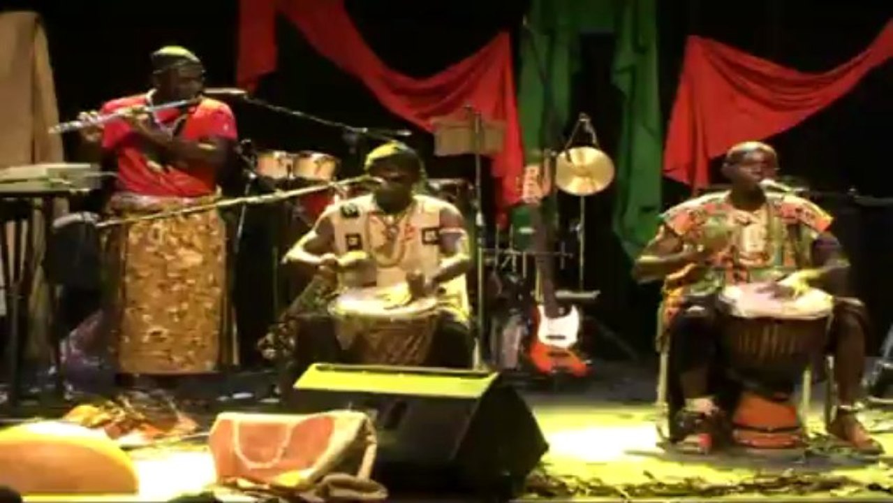 Musée des arts vivants du Cameroun: Calvin Yug besbana en scène live