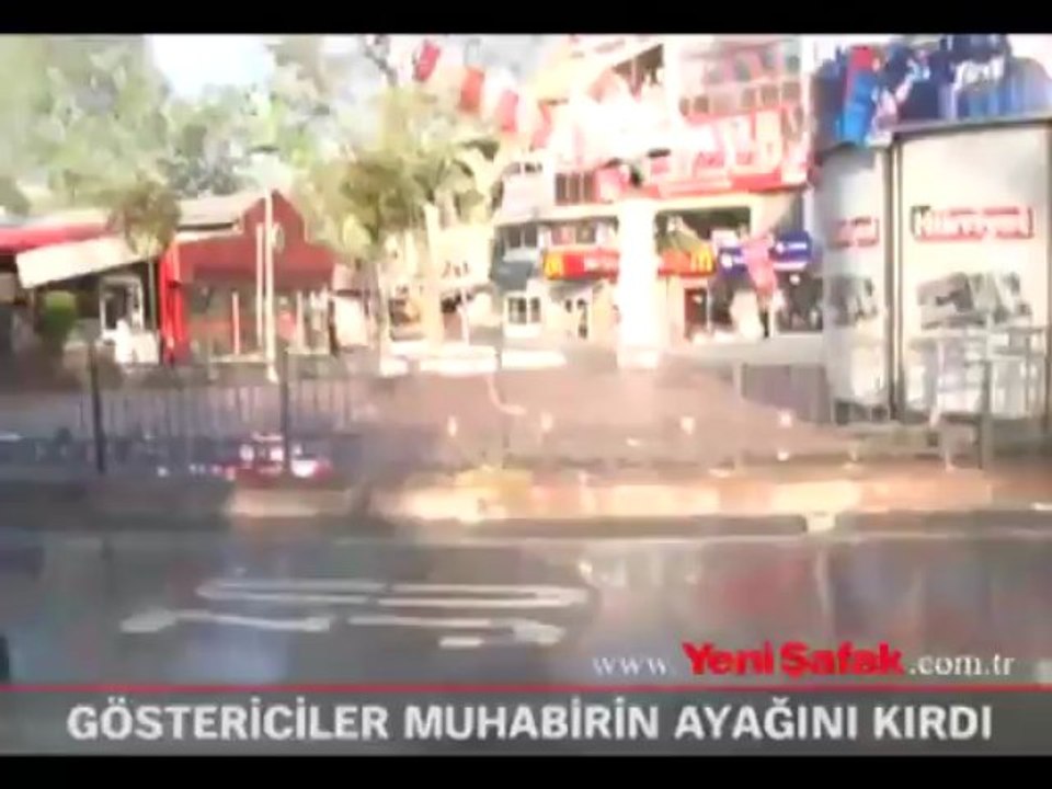 Göstericiler muhabirin ayağını kırdı