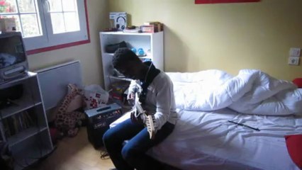 les débuts de Simon à la guitare