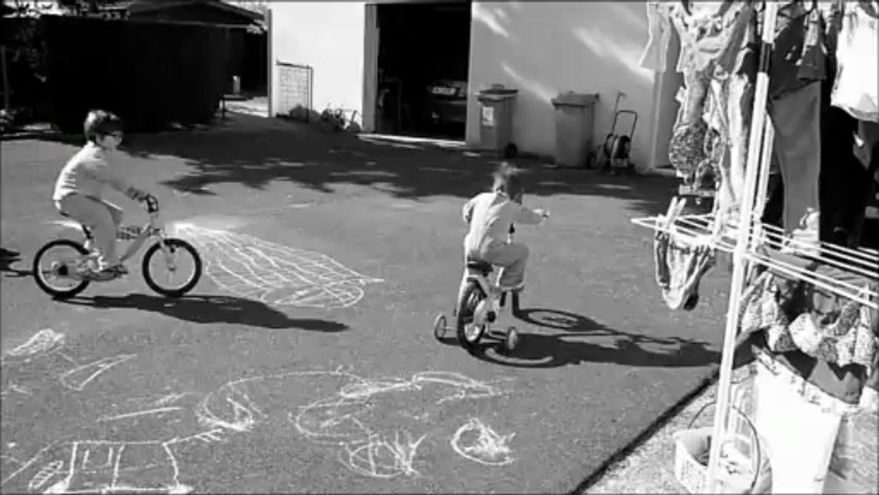 Hermine fait du vélo à roulettes
