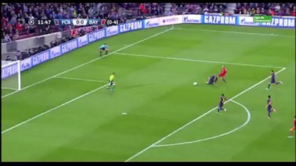 Piqué se cruza muy bien y evita el gol de Robben