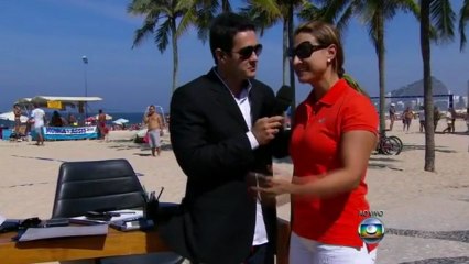 Marcos Veras bate papo com turistas no calçadão de Copacabana