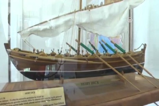 Deniz aşkını ahşaba işliyor