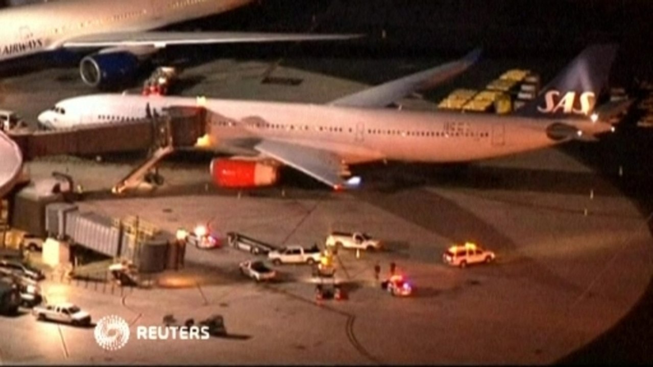 Two planes clip wings at Newark International A...