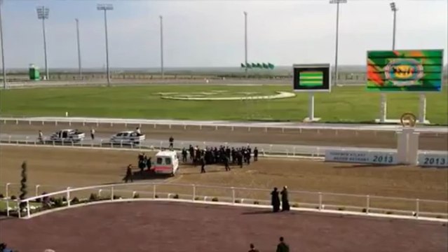 Le président turkmène chute de cheval