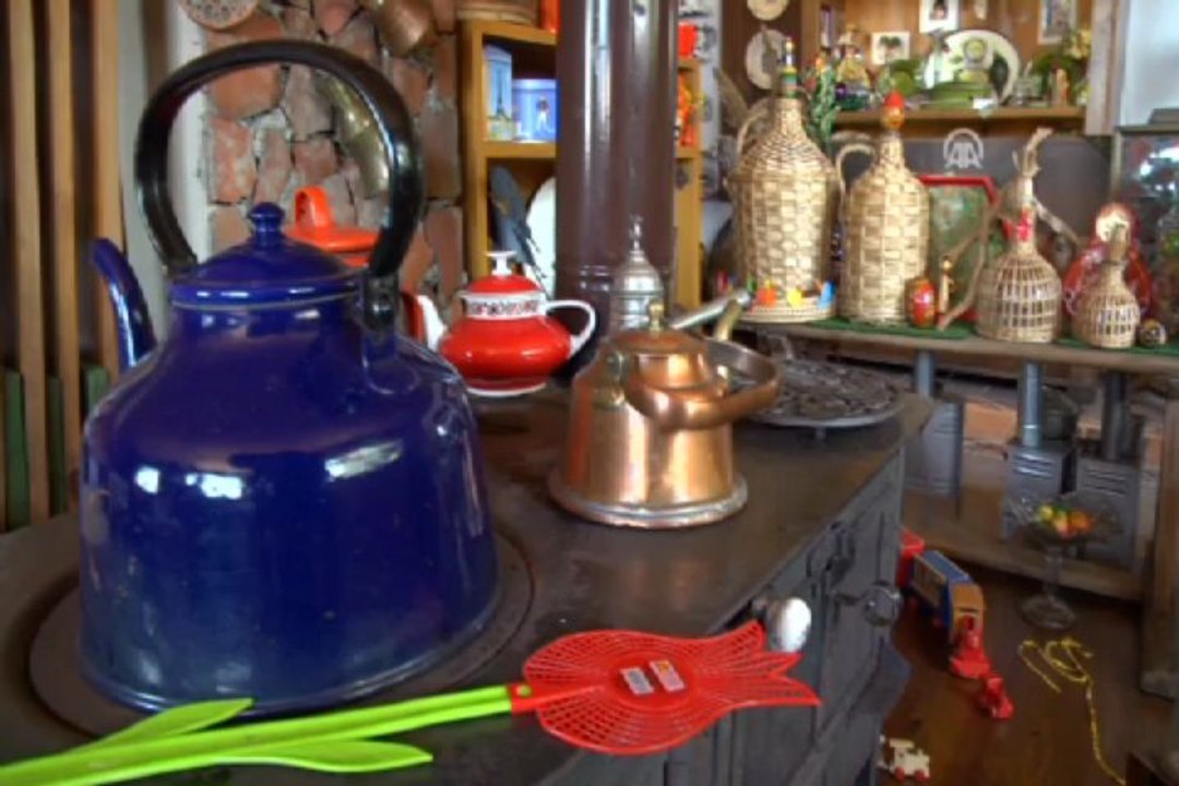 Sergi gibi evde yaşıyor