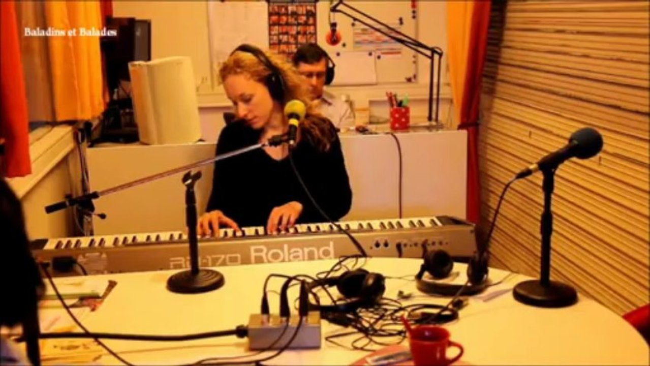 Carine Achard au micro  de Val de l'Indre FM - ARTIST'LIVE