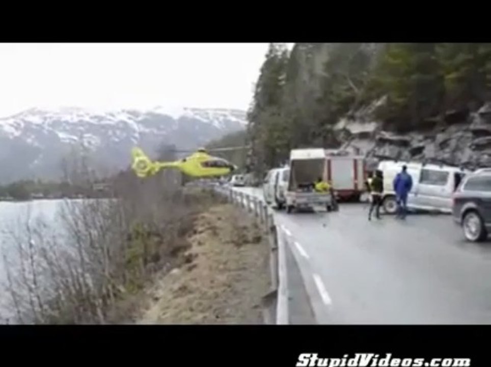 Cet hélicoptère se pose en équilibre sur un rail de sécurité pour intervenir sur un accident