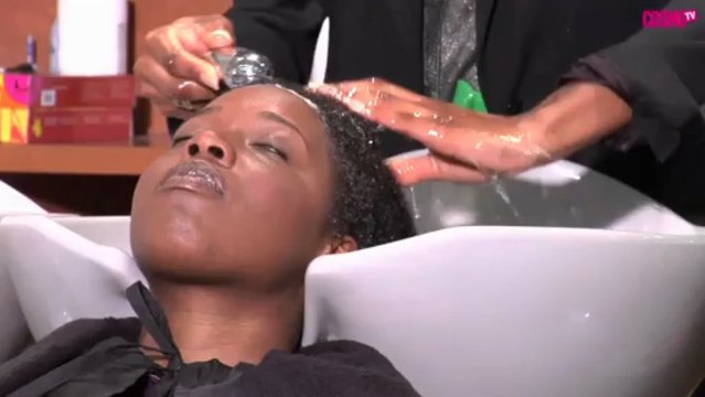 Vidéo coiffure : un chignon banane sur cheveux afro
