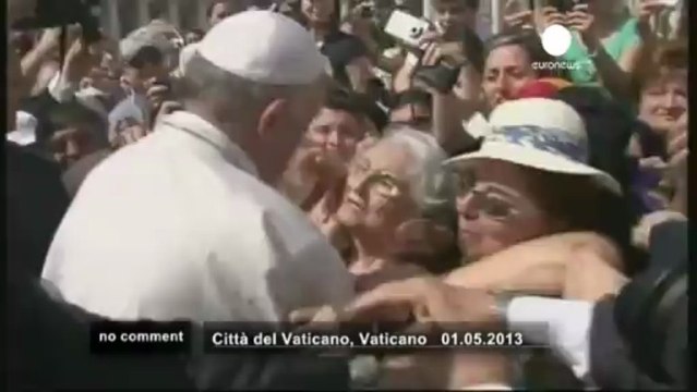Bébé réfractaire à un baiser du pape... - no comment