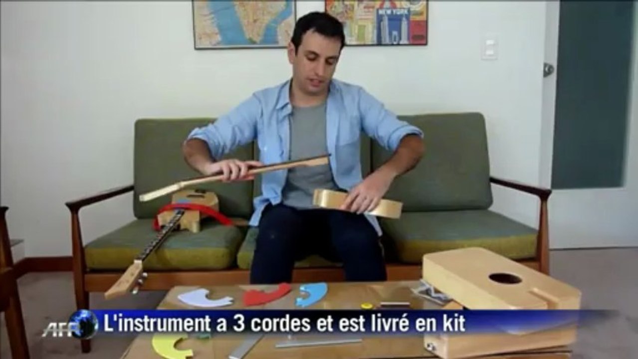 Une guitare à trois cordes pour apprendre aux enfants