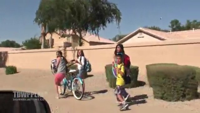 Blague du klaxon de train à des passants