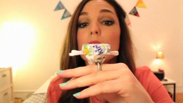 Léa lit Cosmo : ce mois-ci, Léa a tout compris de la Saint Valentin...