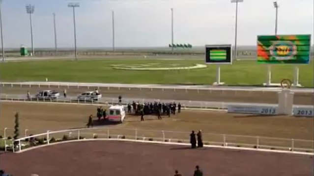 Le président turkmène chute de cheval
