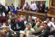 Intentan agredir con objetos de vidrio a parlamentarios de la oposición en sesión de la AN