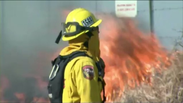 Fogo fecha estrada e escolas na Califórnia
