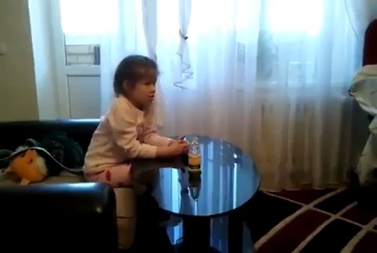 Mais que regarde cette enfant ?