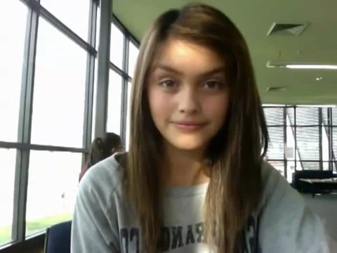 Une fille danse des sourcils