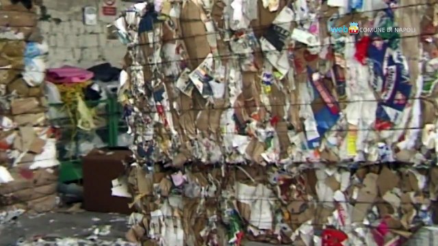 Napoli - Alla Sanità un servizio speciale di raccolta del cartone (02.05.13)