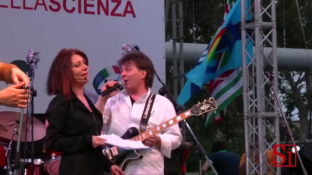 Napoli - Scontri al concerto del 1° maggio a Città della Scienza -4- (01.05.13)