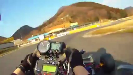 ミッションカートに乗りカッコ良く１コーナーを駆けるはずが・・・