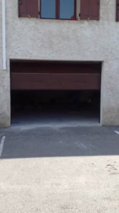 Porte de garage sectionnelle plafond type G60 faux bois chêne foncé, Trend sans poignée extérieure motorisée et posée par APG Accès Portes de Garage