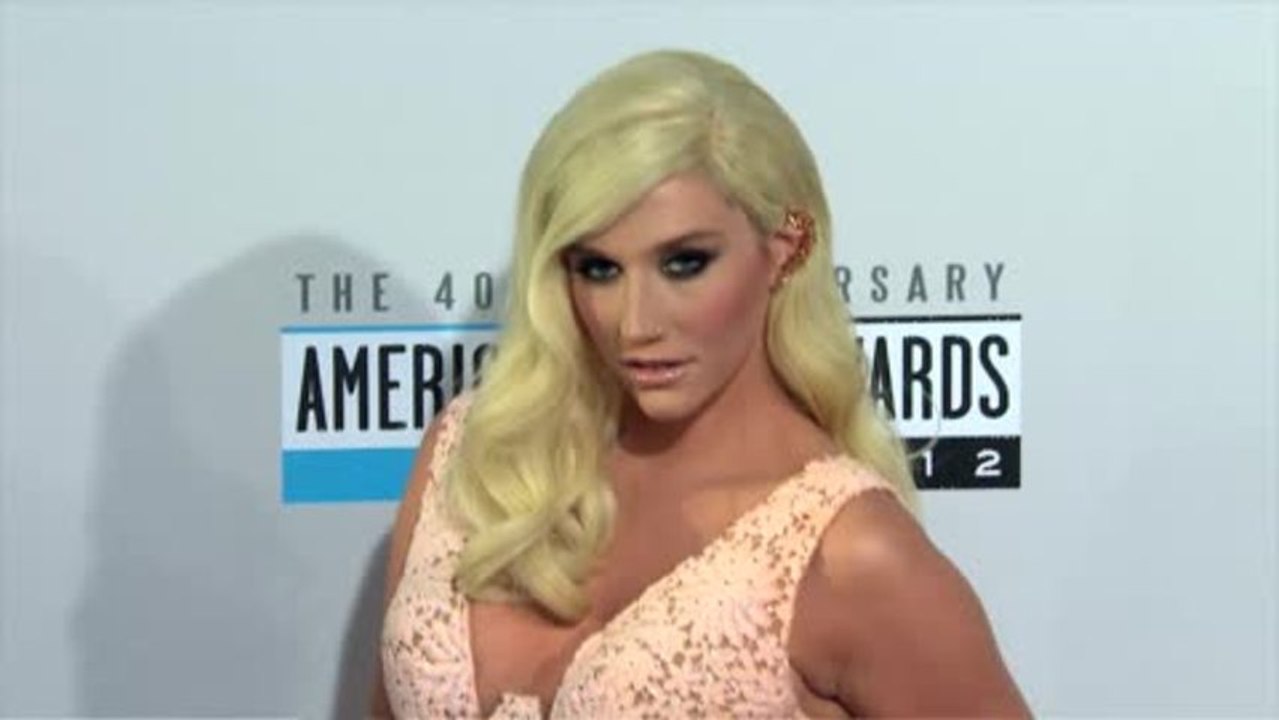 Ke$ha macht mit Brüsten Musik