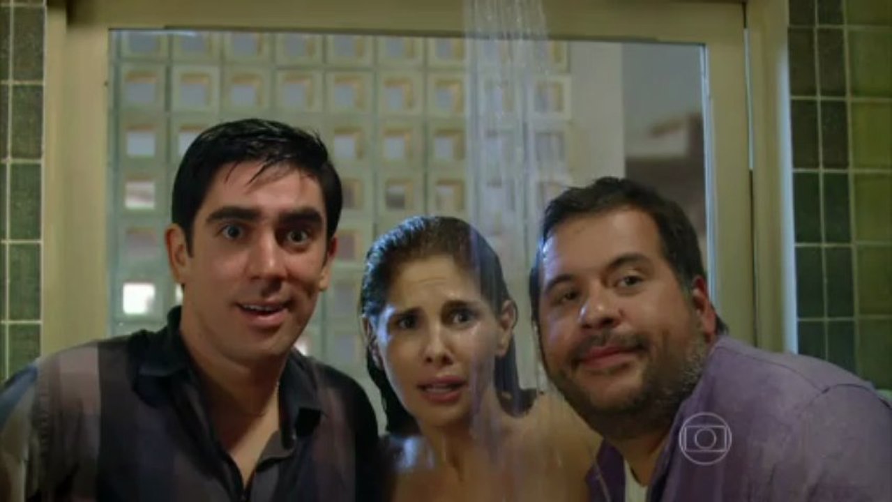Sheila flagra trio no chuveiro e lamenta não participar da festinha O DENTISTA MASCARADO