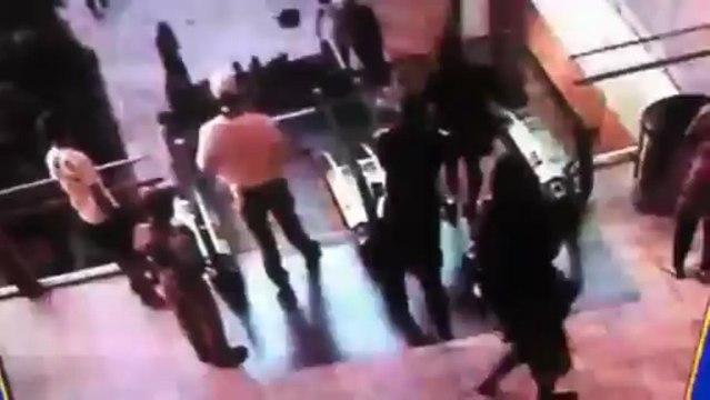 Descendre un escalator en fauteuil roulant