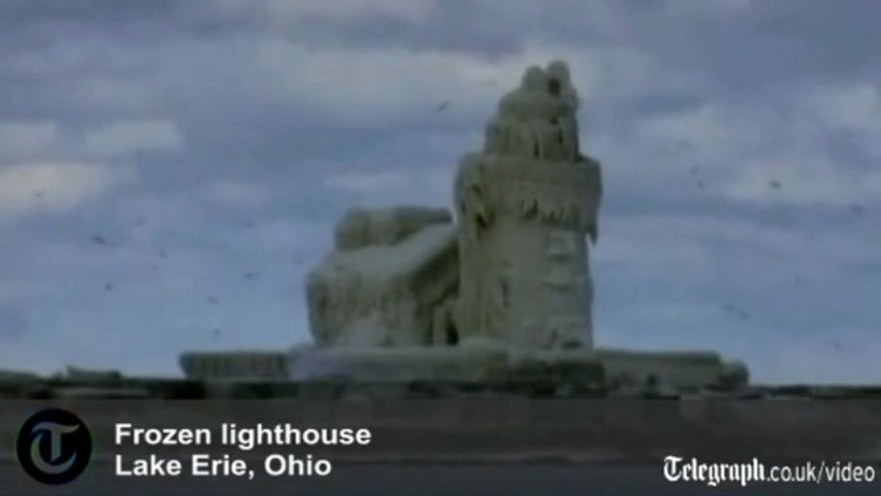 Le phare ouest du port de Pierhead à Cleveland est complèment gelé par les vagues qui l'assaillent