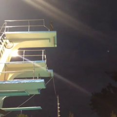 Kobe Bryant saute tout habillé d’un plongeoir de 12m !