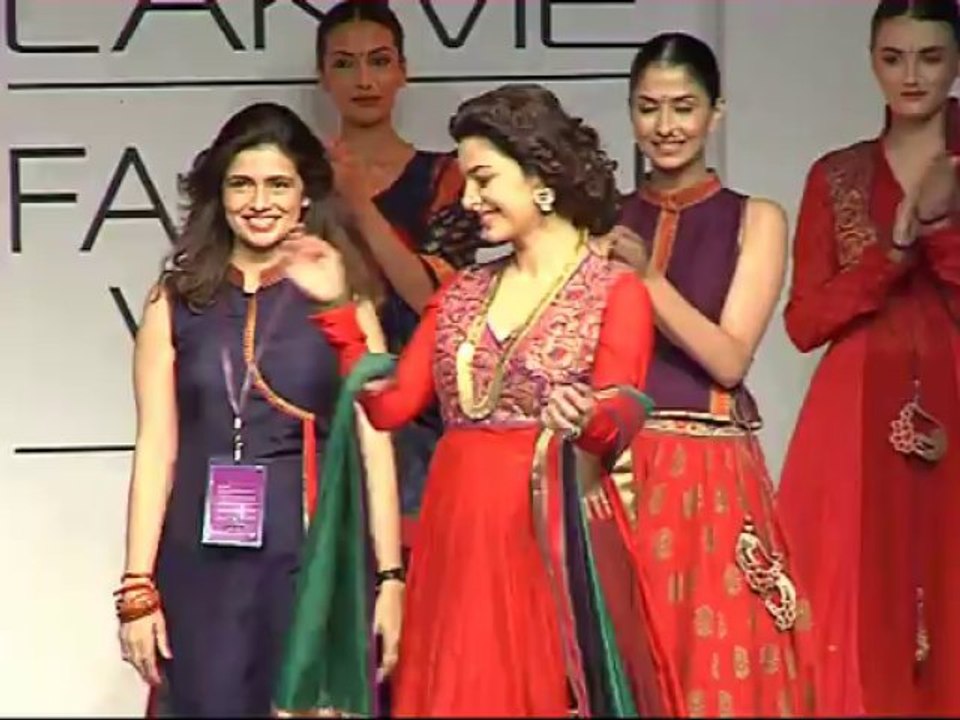 uncut:juhi chawla walks on ramp for Indian textile day workshop