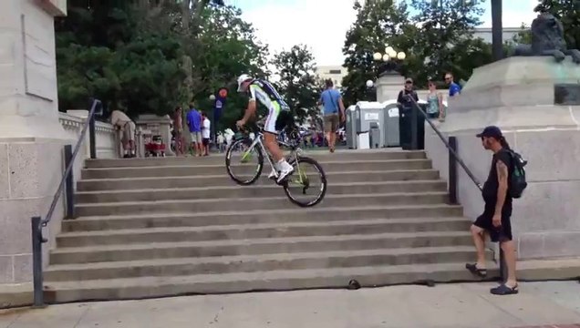 Peter Sagan escalade les marches une par une en vélo!! Cannondale Pro Cycling 2013