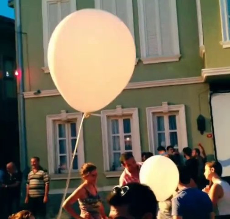 Berguzar Korel surprize Birthday party 3