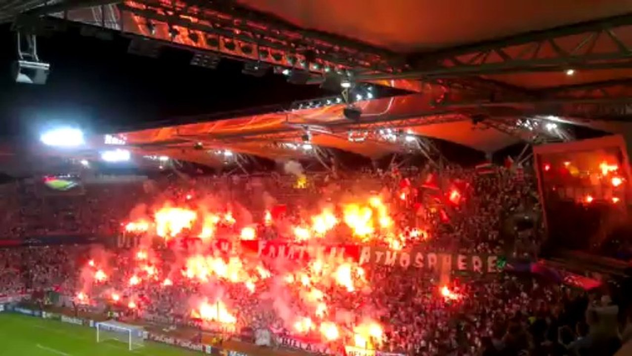 Protestation de supporters UEFA avec des fumigènes