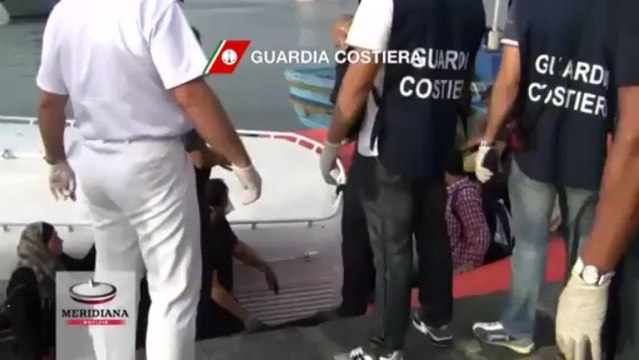 Salvati in 350 al largo di Siracusa, molti i profughi siriani. Neonato partorito a bordo del barcone