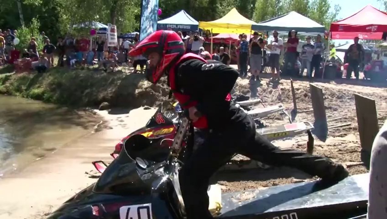 Vollgas geben oder absaufen: Snowmobile rasen übers Wasser