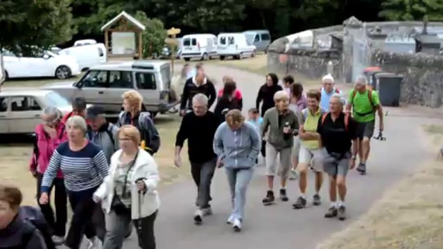 Le départ de la randonnée pédestre de Saint-Barthélémy de Bussière
