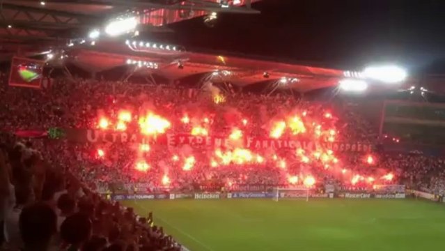 La folle ambiance lors du match Legia Varsovie - Steaua Bucarest