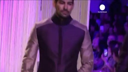 Bollywood devi Manish Malhotra'dan büyüleyici defile