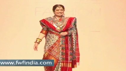 Kiran kher walks on ramp for designer gaurang at lfw