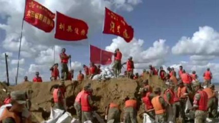 Army battles floods in China