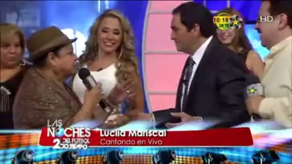 Lucila Mariscal canta en Las Noches del Futbol