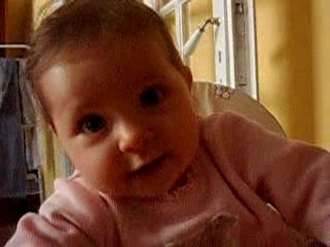 je m'amuse dans ma belle chaise haute!