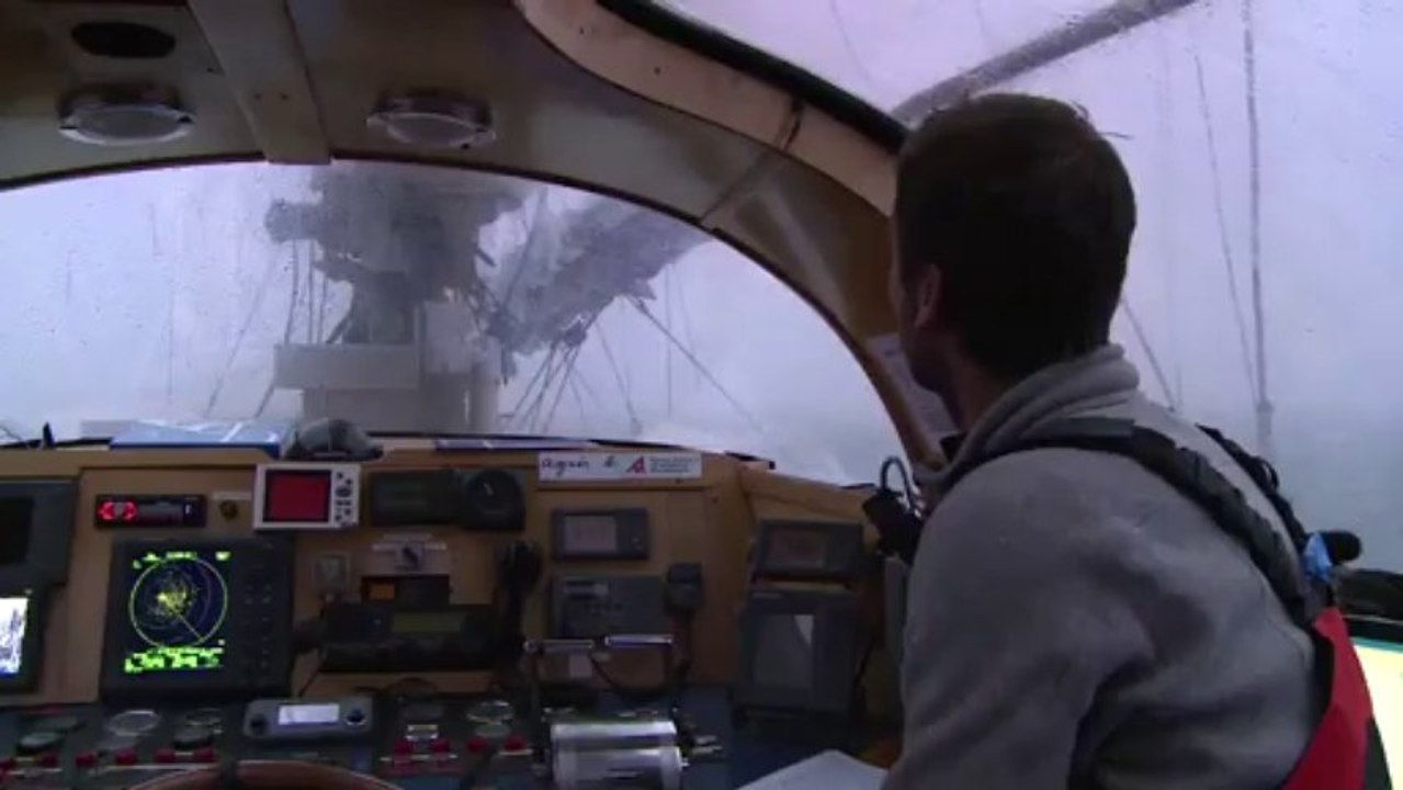 Plus de 35 noeuds de vent en rafales et des creux de plus de cinq mètres, Tara navigue dans une mer de Laptev agitée sur laquelle flottent des blocs de glace © A.Deniaud/francetv nouvelles écritures/Thalassa/Tara Expéditions