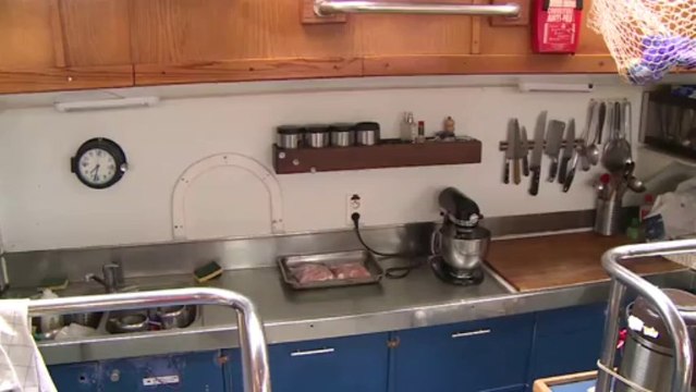 Les marins hissent la voile de misaine en mer de Laptev © A.Deniaud/francetv nouvelles écritures/Thalassa/Tara Expéditions