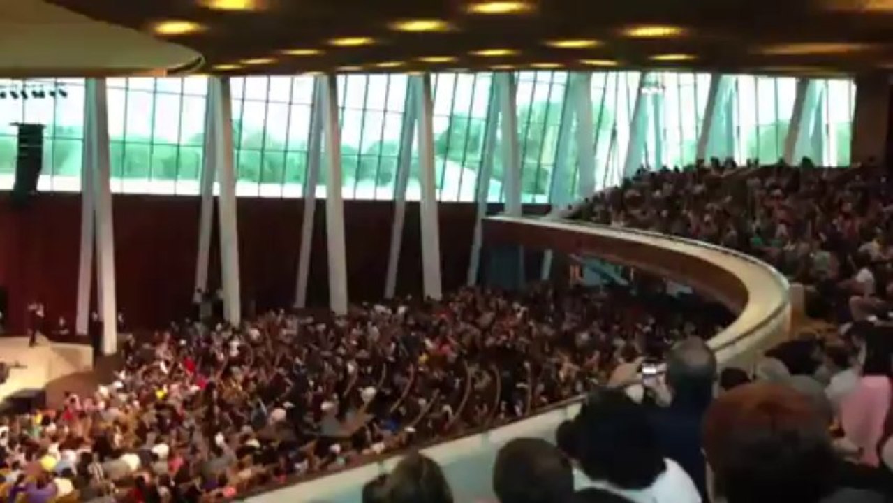 Un aigle d'amérique se plante en beauté lors d'un évènement Universitaire !!