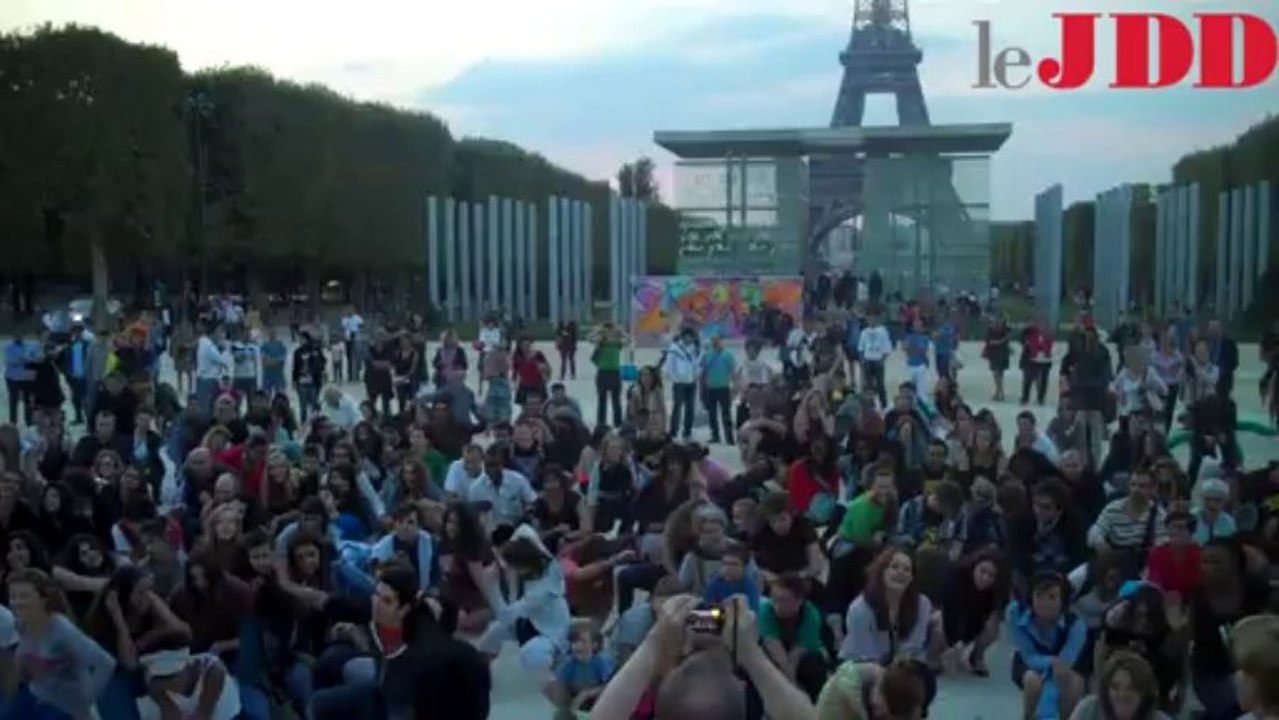 Flash mob devant la Tour Eiffel