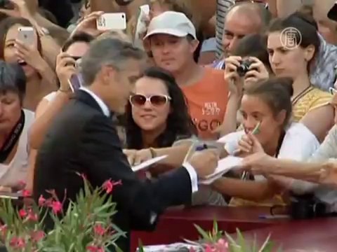 Клуни и Буллок на красной дорожке в Венеции