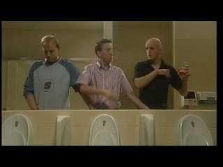 Entraide entre hommes aux WC